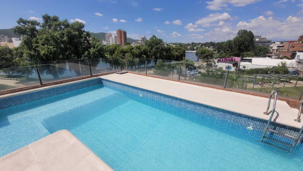 Hermoso Departamento Torre Serena, 2 dormitorios, patio, cochera, balcón a la calle, pileta hermosas vistas
