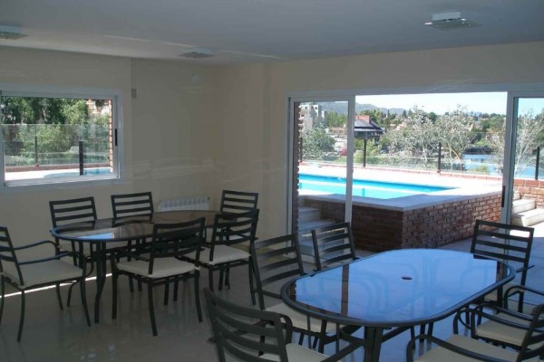 Departamento 2 dormitorios Villa Carlos Paz de categoría con terraza pileta cochera calefacción central seguridad