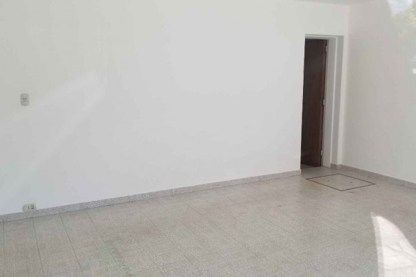 Amplio local sobre Av Libertad