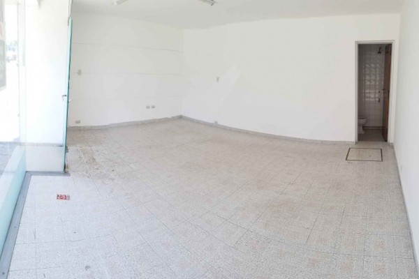 Amplio local sobre Av Libertad