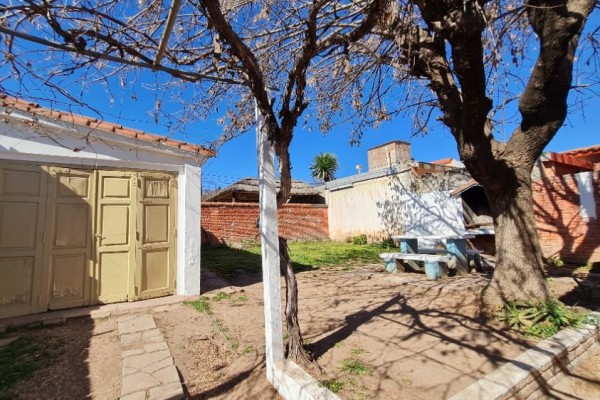 CASA 2 DORMITORIOS  - Calle O. Andrade - B° LOS MANANTIALES