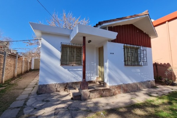 CASA 2 DORMITORIOS  - Calle O. Andrade - B° LOS MANANTIALES