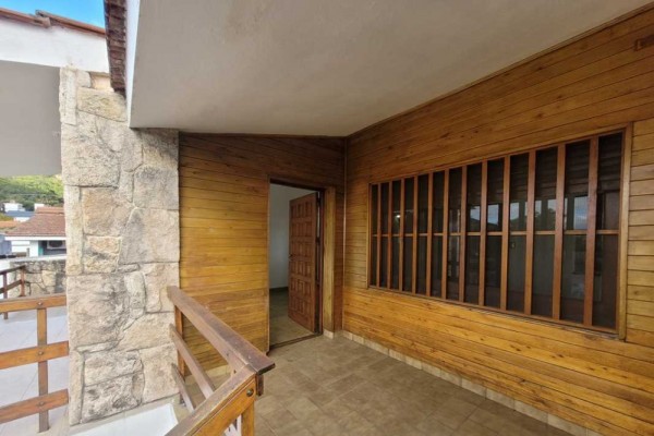 Hermosa casa 3 dormitorios, pileta y dependencias