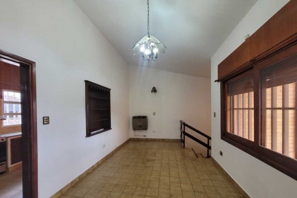 Hermosa casa 3 dormitorios, pileta y dependencias