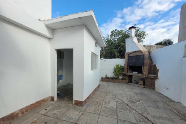 Hermosa casa 3 dormitorios, pileta y dependencias