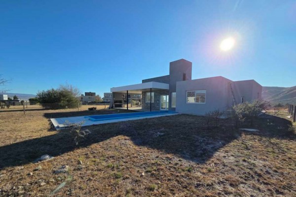 Casa Carlos Paz Golf 2 dormitorios, escritorio, amplia cocina comedor, cochera doble, pileta