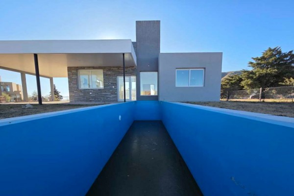 Casa Carlos Paz Golf 2 dormitorios, escritorio, amplia cocina comedor, cochera doble, pileta