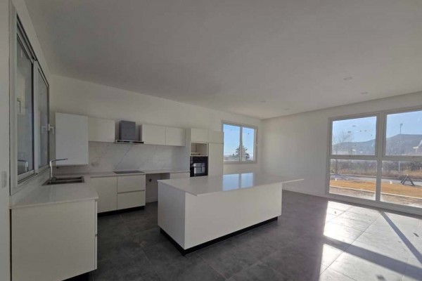 Casa Carlos Paz Golf 2 dormitorios, escritorio, amplia cocina comedor, cochera doble, pileta