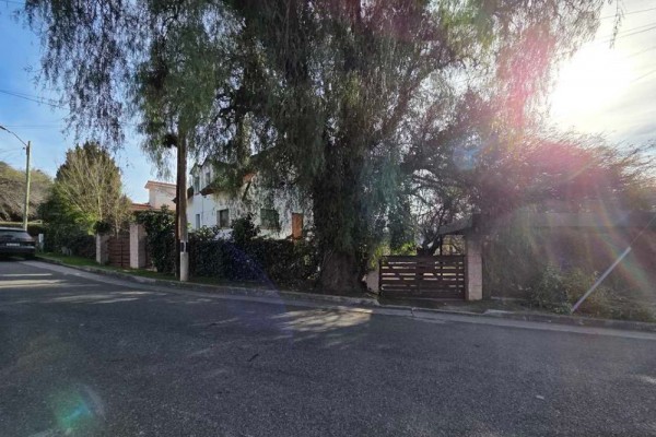 Hermosa casa en 3 plantas B° Las Vertientes 2 dormitorios con pileta y hermosa vista