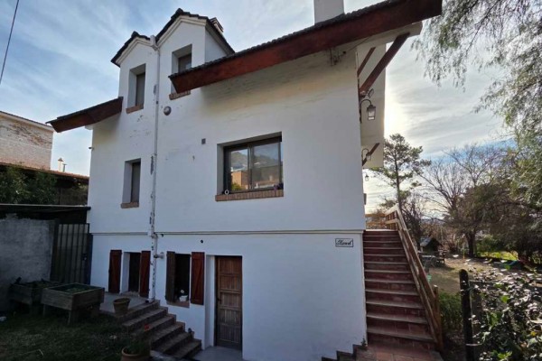 Hermosa casa en 3 plantas B° Las Vertientes 2 dormitorios con pileta y hermosa vista