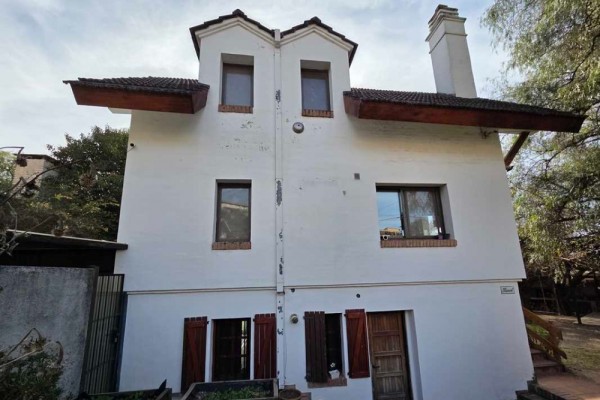 Hermosa casa en 3 plantas B° Las Vertientes 2 dormitorios con pileta y hermosa vista