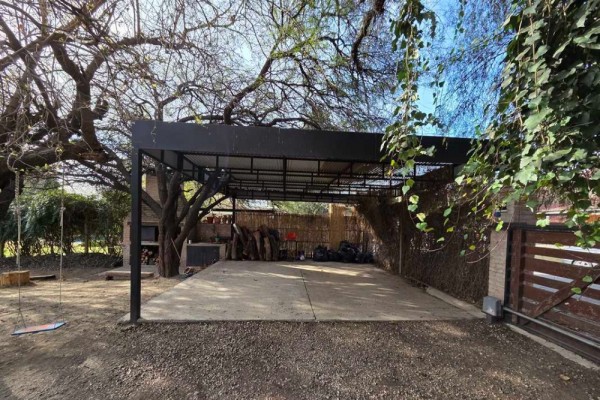 Hermosa casa en 3 plantas B° Las Vertientes 2 dormitorios con pileta y hermosa vista