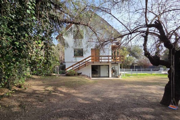 Hermosa casa en 3 plantas B° Las Vertientes 2 dormitorios con pileta y hermosa vista