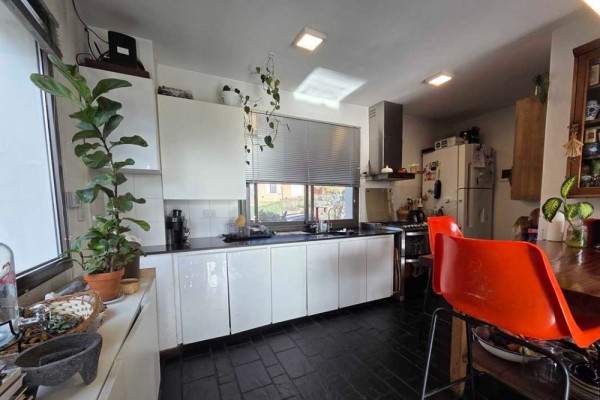 Hermosa casa en 3 plantas B° Las Vertientes 2 dormitorios con pileta y hermosa vista