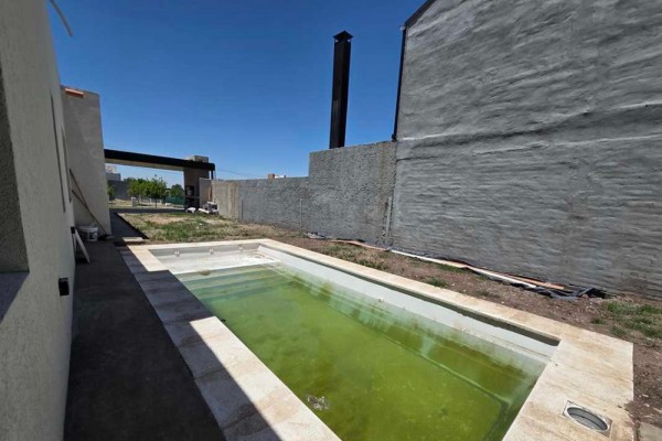 Hermosa casa de categoría Tejas 4 Malagueño 3 dormitorios con pileta excelente Renta