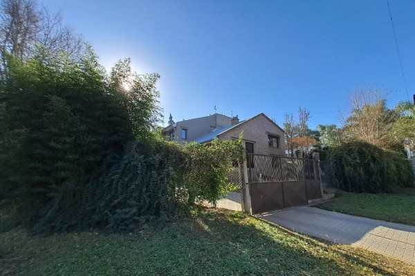 Hermosa Casa de 3 dormitorios en Villa del Lago. 1080 m2 de terreno 
