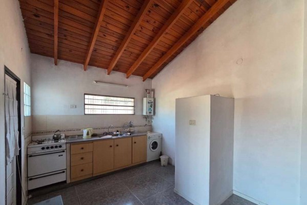 HOPORTUNIDAD - Complejo Local comercial, y 2 departamentos sobre Av. Los Sauces