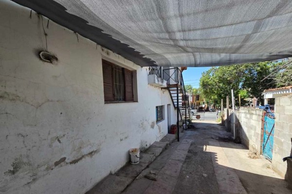 HOPORTUNIDAD - Complejo Local comercial, y 2 departamentos sobre Av. Los Sauces