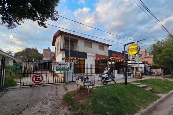 HOPORTUNIDAD - Complejo Local comercial, y 2 departamentos sobre Av. Los Sauces