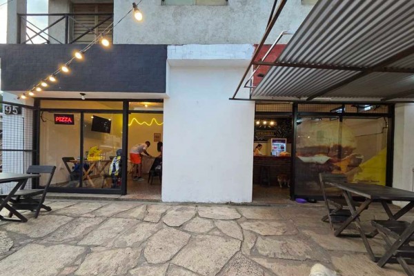 HOPORTUNIDAD - Complejo Local comercial, y 2 departamentos sobre Av. Los Sauces