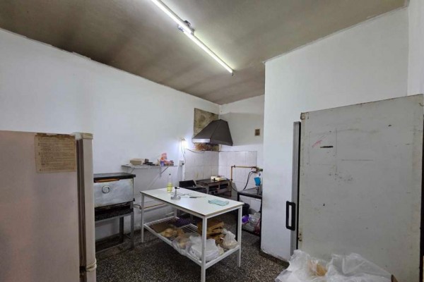 HOPORTUNIDAD - Complejo Local comercial, y 2 departamentos sobre Av. Los Sauces