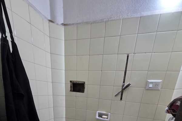 HOPORTUNIDAD - Complejo Local comercial, y 2 departamentos sobre Av. Los Sauces