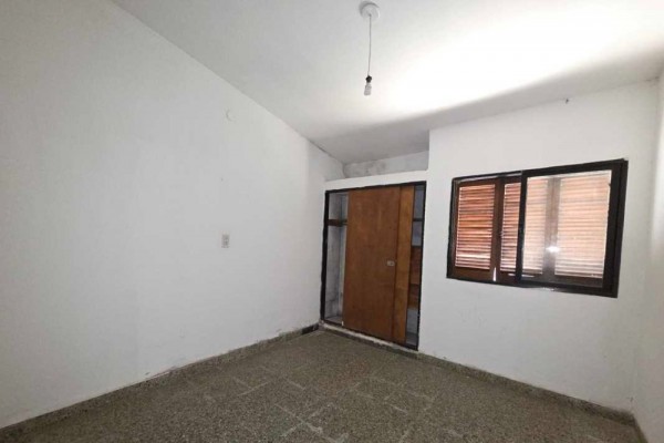 Oportunidad para reciclar - 2 casas y un Departamento, sobre Av Los Sauces 
