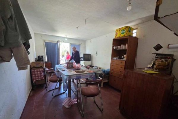 Oportunidad para reciclar - 2 casas y un Departamento, sobre Av Los Sauces 