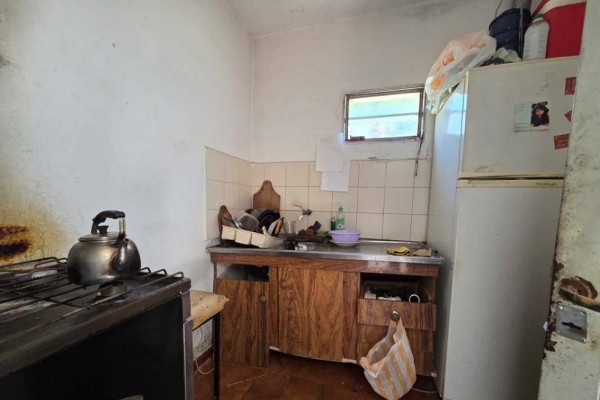 Oportunidad para reciclar - 2 casas y un Departamento, sobre Av Los Sauces 