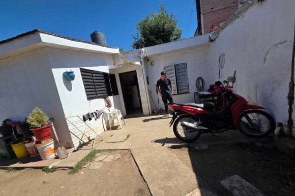 Oportunidad para reciclar - 2 casas y un Departamento, sobre Av Los Sauces 