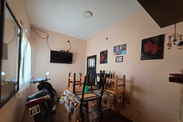 Oportunidad para reciclar - 2 casas y un Departamento, sobre Av Los Sauces 