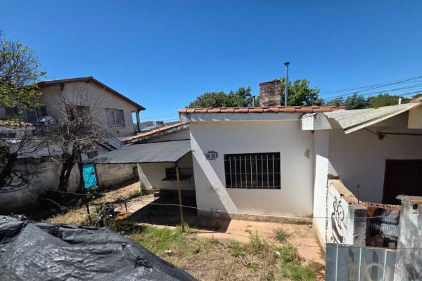 Oportunidad para reciclar - 2 casas y un Departamento, sobre Av Los Sauces 