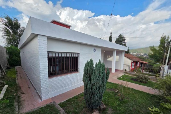 Casa 2 dormitorios sobre calle Rio Bermejo, 1 baño, cochera, patio