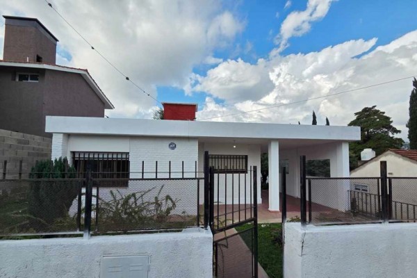 Casa 2 dormitorios sobre calle Rio Bermejo, 1 baño, cochera, patio