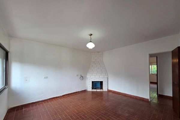 Casa 2 dormitorios sobre calle Rio Bermejo, 1 baño, cochera, patio