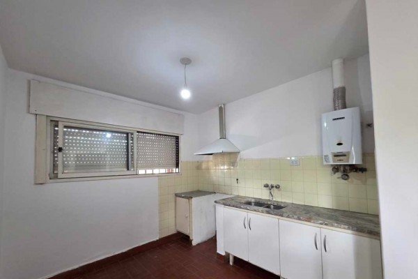 Casa 2 dormitorios sobre calle Rio Bermejo, 1 baño, cochera, patio