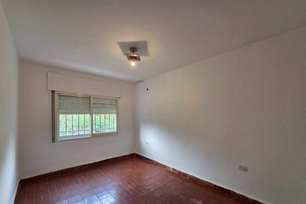 Casa 2 dormitorios sobre calle Rio Bermejo, 1 baño, cochera, patio