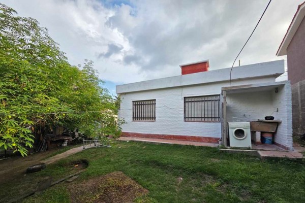 Casa 2 dormitorios sobre calle Rio Bermejo, 1 baño, cochera, patio