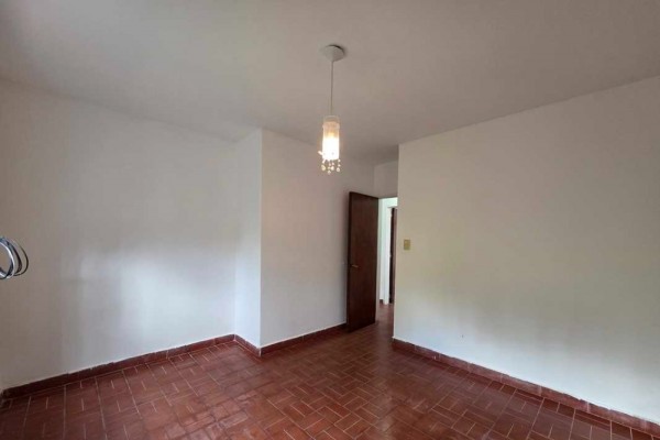 Casa 2 dormitorios sobre calle Rio Bermejo, 1 baño, cochera, patio