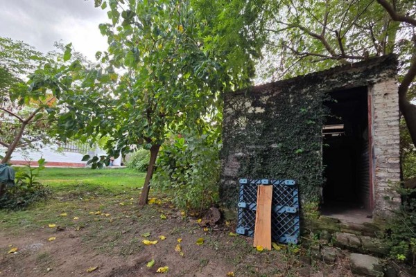 Casa 2 dormitorios sobre calle Rio Bermejo, 1 baño, cochera, patio