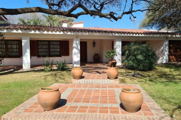 Importante casa en Villa Belgrano lote 2.183m2 y 547m2 edificados, 4 dormitorios, 5 baños 