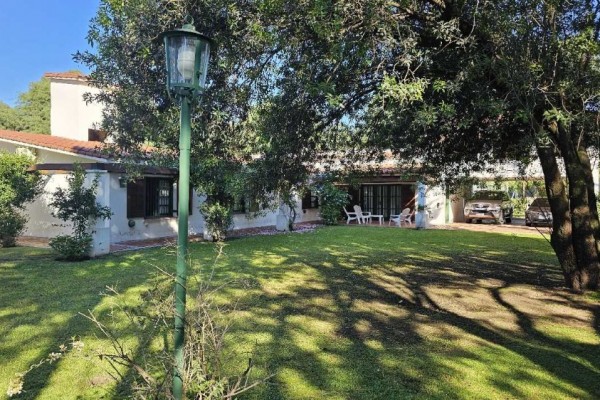 Importante casa en Villa Belgrano lote 2.183m2 y 547m2 edificados, 4 dormitorios, 5 baños 