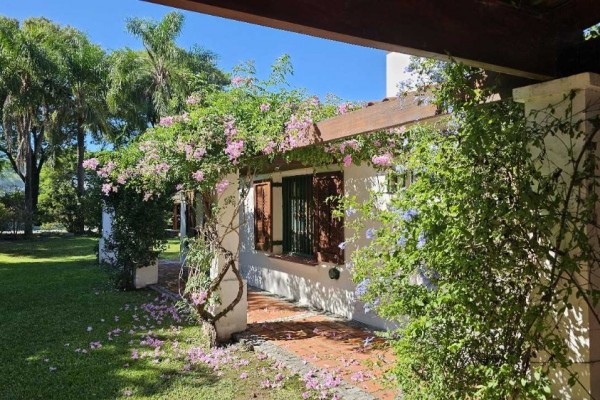 Importante casa en Villa Belgrano lote 2.183m2 y 547m2 edificados, 4 dormitorios, 5 baños 