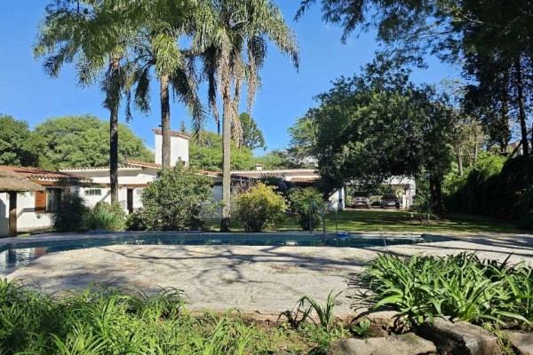 Importante casa en Villa Belgrano lote 2.183m2 y 547m2 edificados, 4 dormitorios, 5 baños 