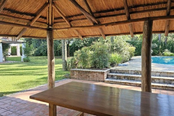 Importante casa en Villa Belgrano lote 2.183m2 y 547m2 edificados, 4 dormitorios, 5 baños 