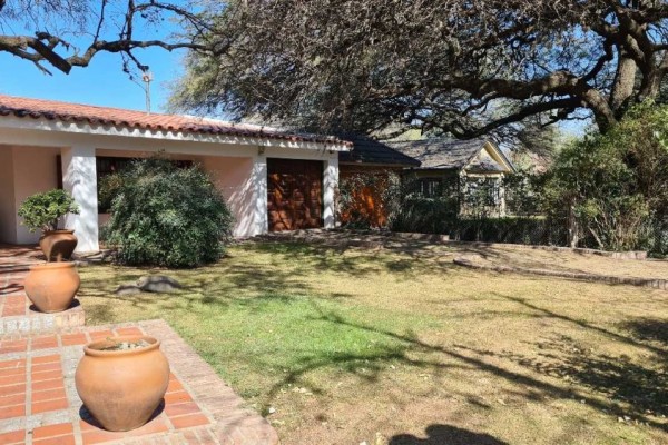 Importante casa en Villa Belgrano lote 2.183m2 y 547m2 edificados, 4 dormitorios, 5 baños 