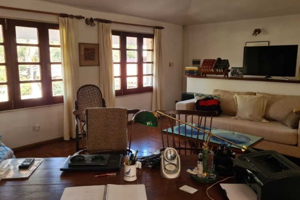 Importante casa en Villa Belgrano lote 2.183m2 y 547m2 edificados, 4 dormitorios, 5 baños 