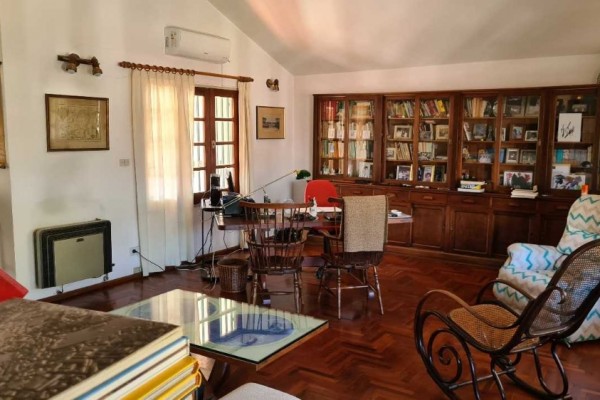Importante casa en Villa Belgrano lote 2.183m2 y 547m2 edificados, 4 dormitorios, 5 baños 