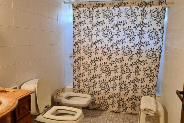 Importante casa en Villa Belgrano lote 2.183m2 y 547m2 edificados, 4 dormitorios, 5 baños 