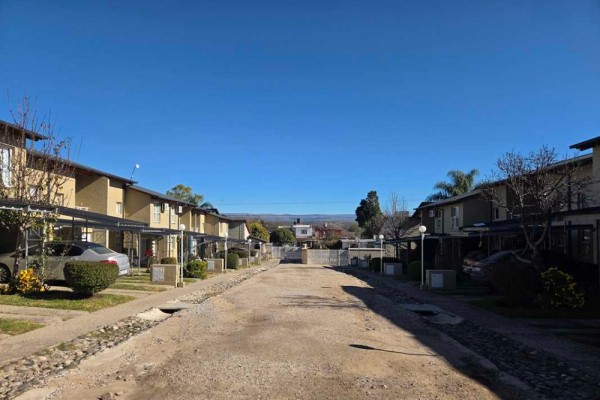 Duplex complejo  Los Cerezos, 2 dormitorios, patio, cochera, complejo con pileta, 